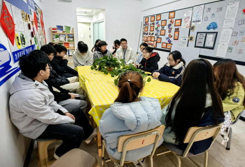 买球官方网站一站式学生社区开展“榜样面对面”青春充电站主题活动